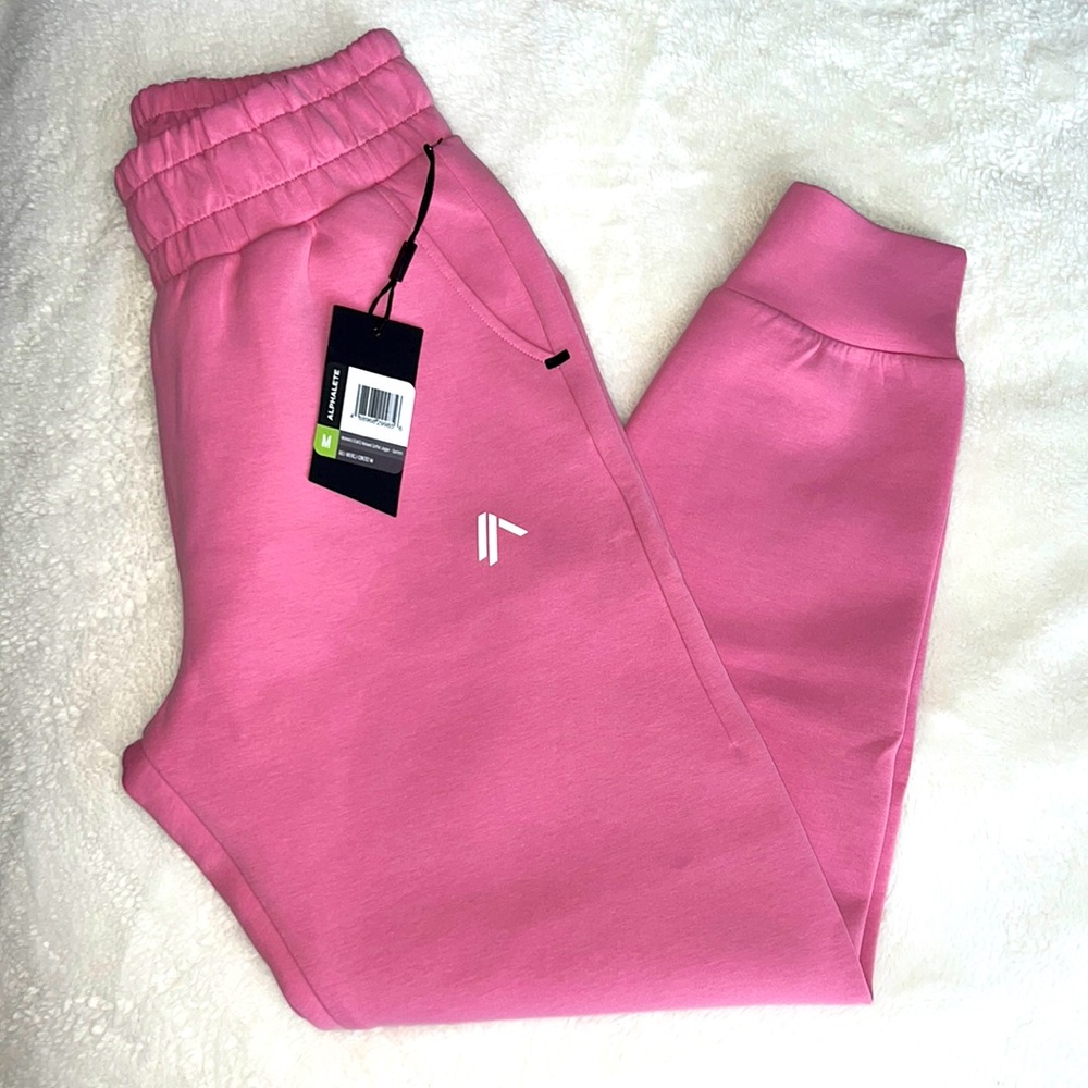 ELMTS CUFFED JOGGER
Women's Interlock Knit Cuffed Jogger
Color :Confetti🩷🤍